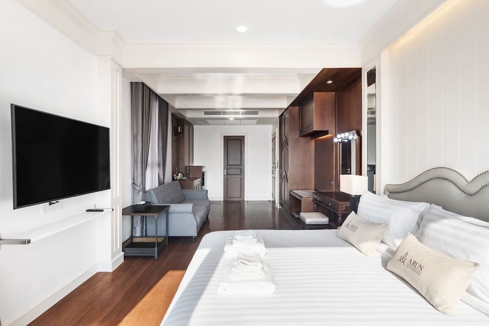 ARUN Riverside Bangkok Executive Studio Suite, River View 10