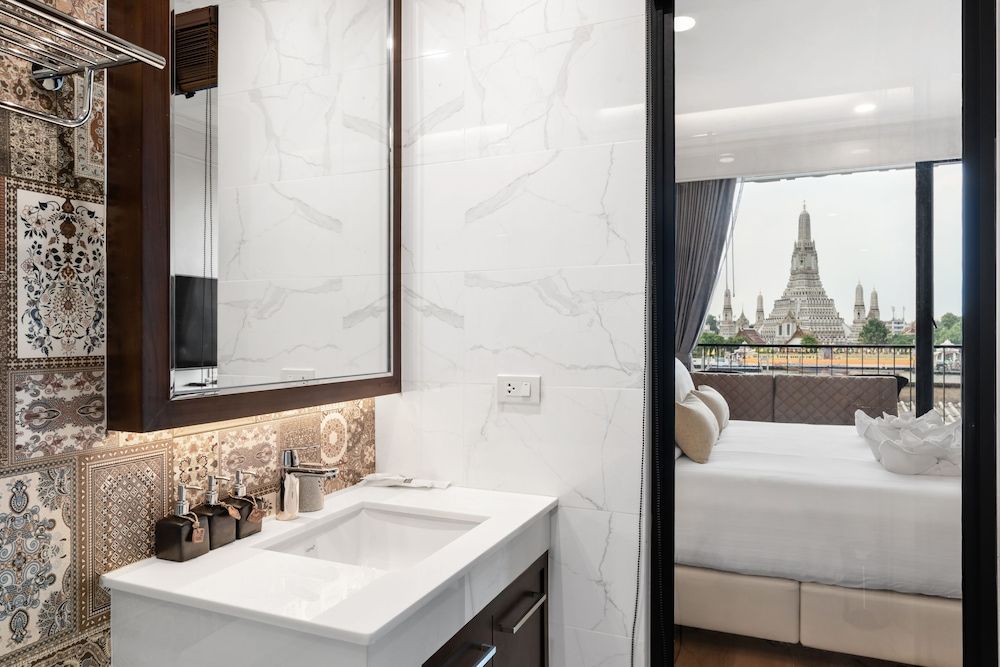 ARUN Riverside Bangkok Deluxe Double Room, River View 9