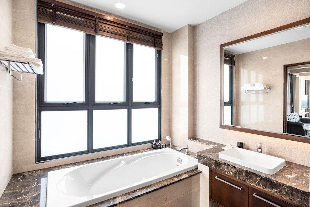 ARUN Riverside Bangkok Executive Studio Suite, River View 15