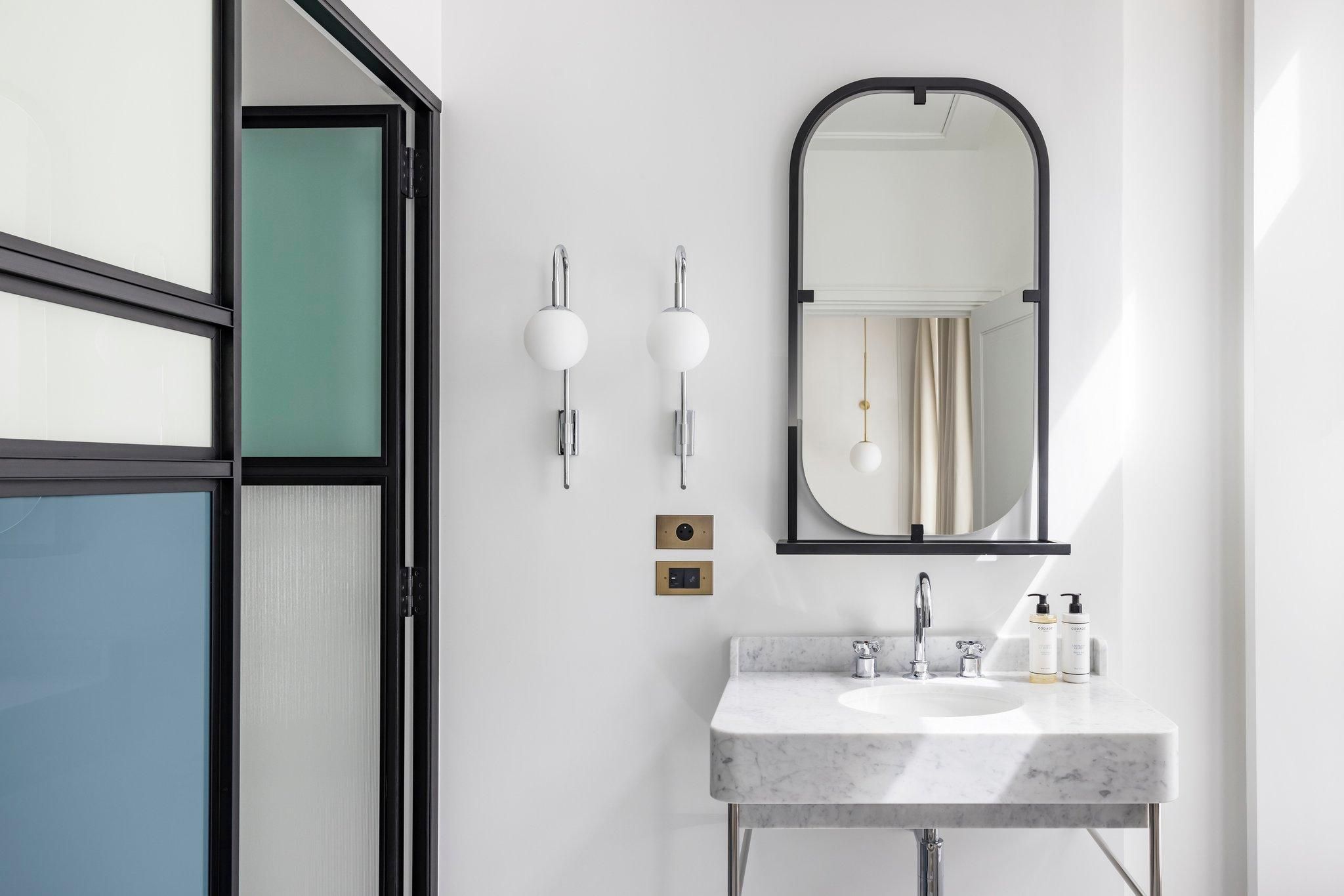 1 Queen Bed City Single