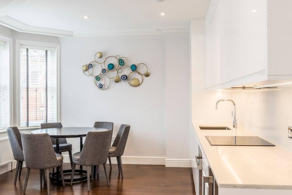 undefined Light and Airy Central Three Bed Flat 5