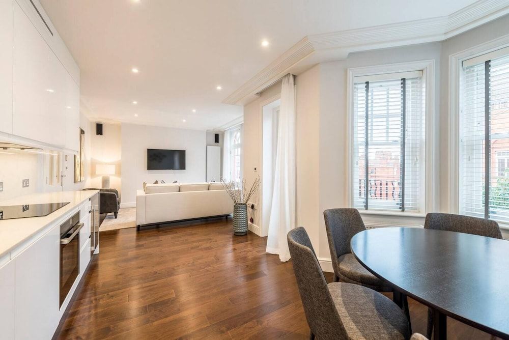 undefined Light and Airy Central Three Bed Flat 8