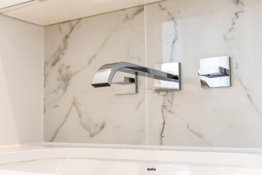 undefined Light and Airy Central Three Bed Flat 7