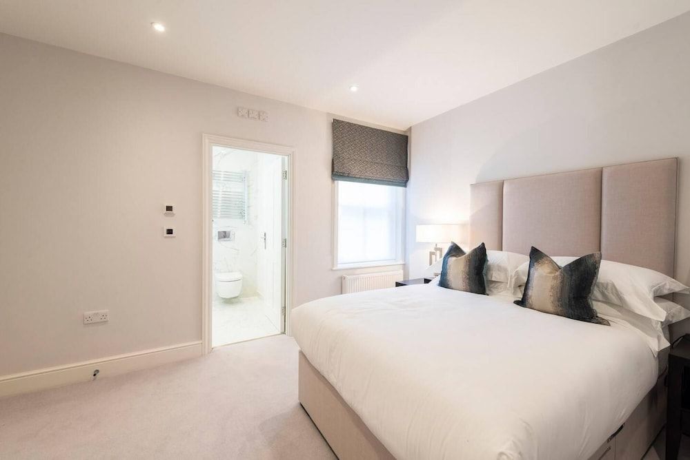 undefined Light and Airy Central Three Bed Flat 3