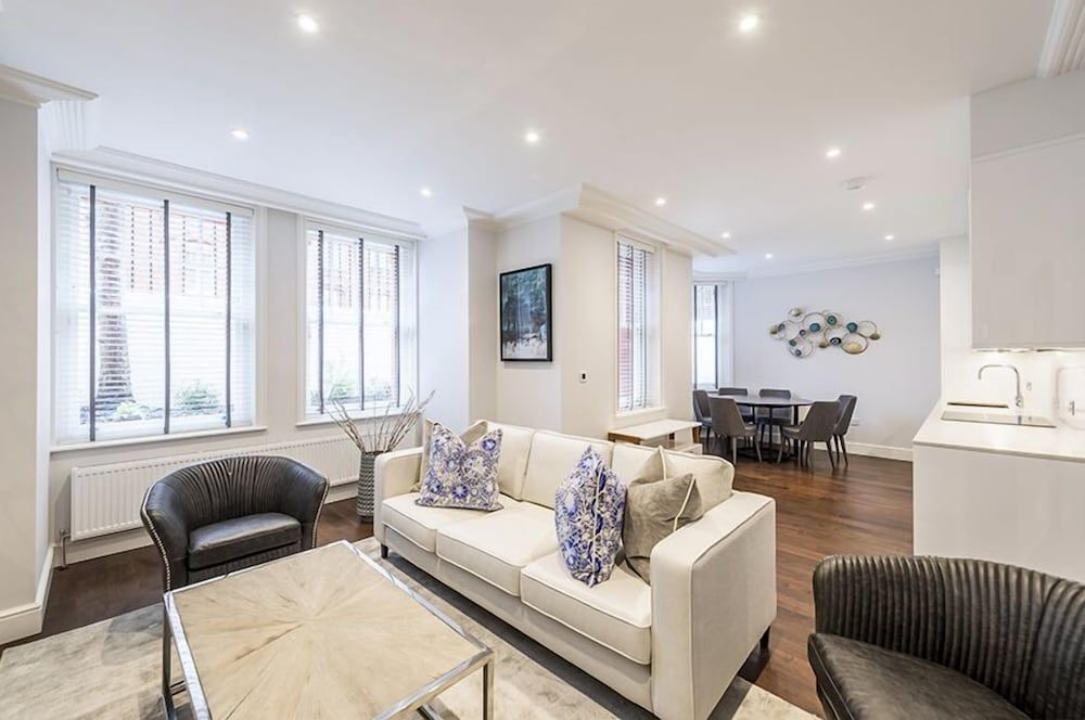 undefined Luxury Three Bedroom - Flat 122 Lower Ground Floor 2