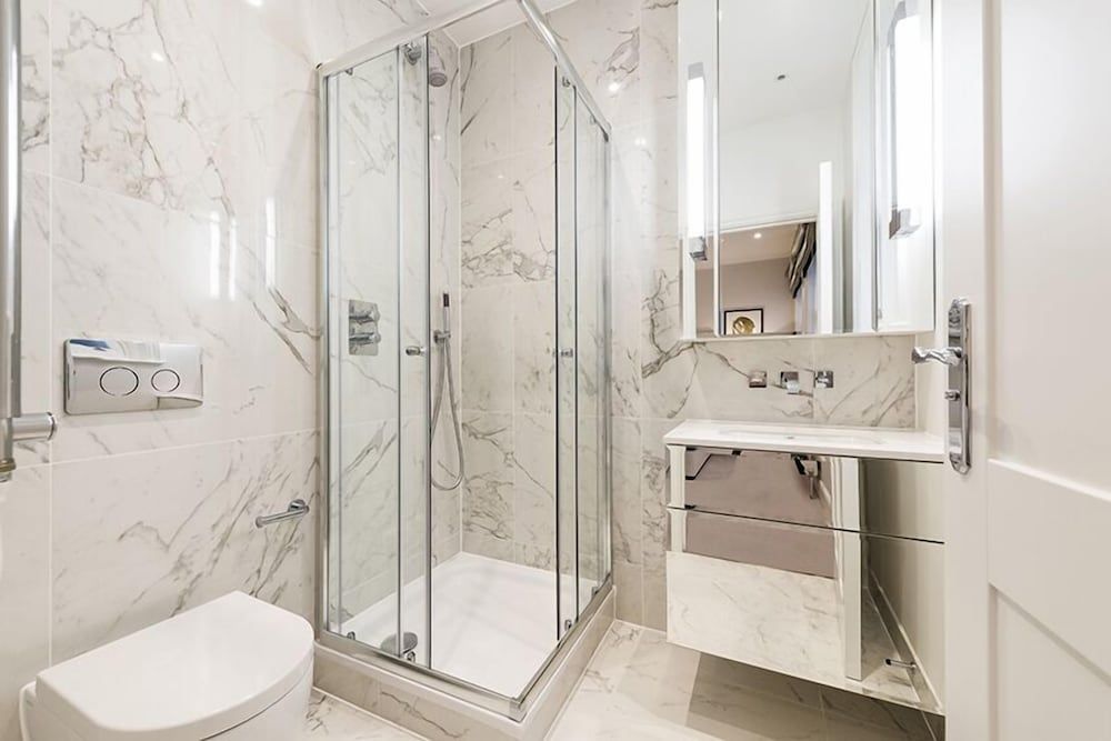 undefined Luxury Three Bedroom - Flat 121 Lower Ground Floor 2