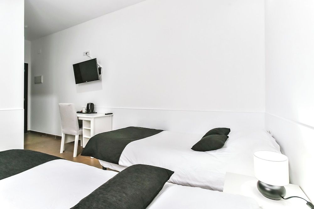 Laramond Barcelona Rooms Twin Room 6
