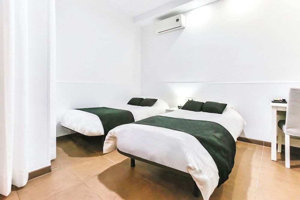 Laramond Barcelona Rooms Twin Room 7