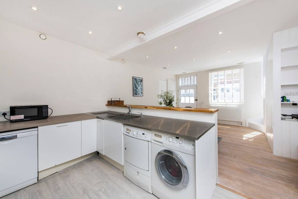 3-bed Mews House, Battersea House (3 Bedrooms) 23