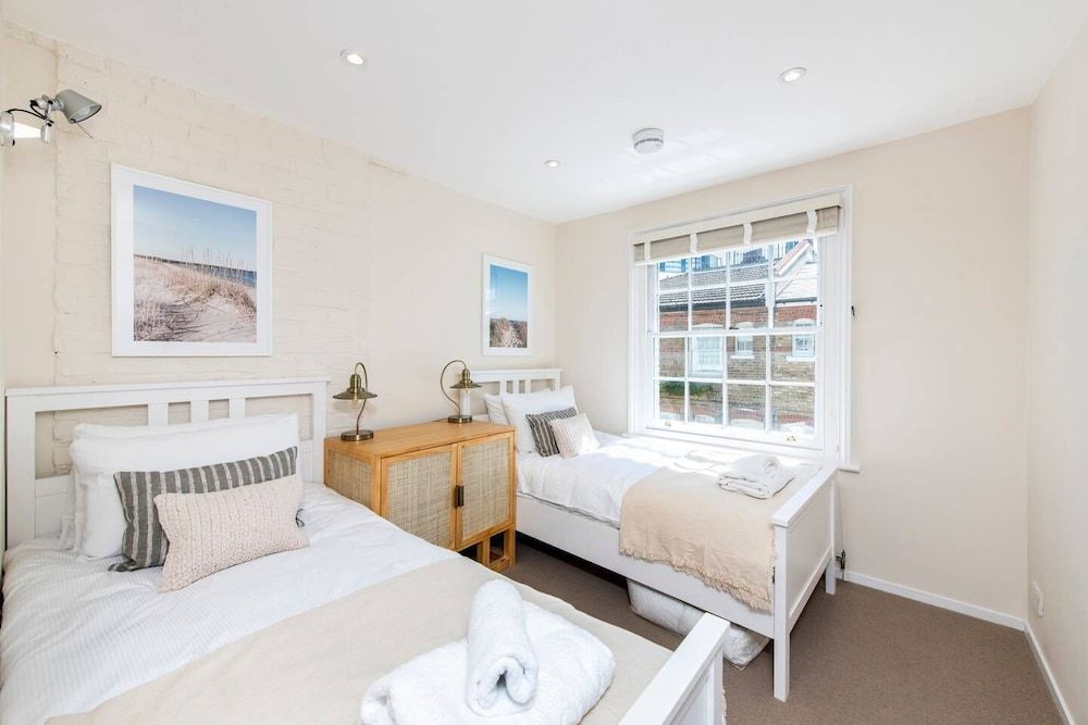 3-bed Mews House, Battersea House (3 Bedrooms) 17
