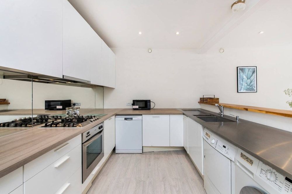 3-bed Mews House, Battersea House (3 Bedrooms) 15