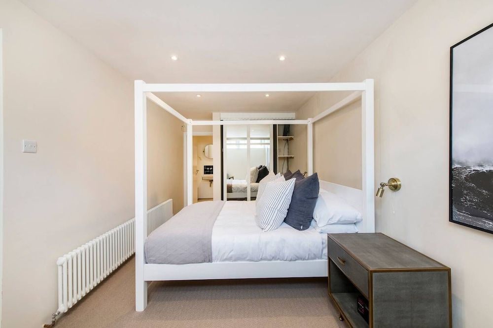 3-bed Mews House, Battersea House (3 Bedrooms) 21
