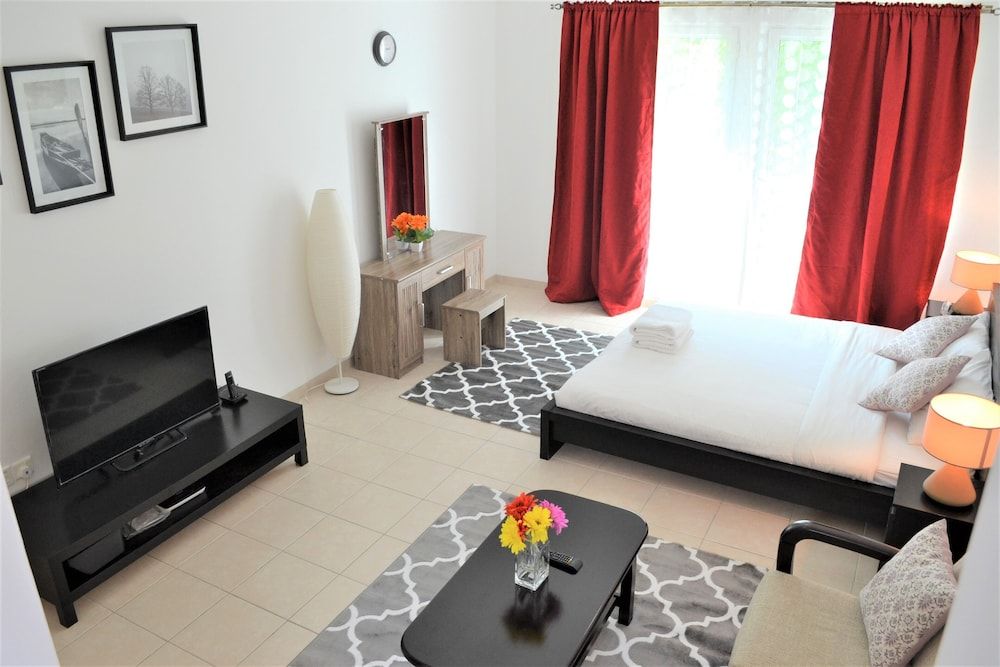 undefined HRI -  All utilities included Studio 6