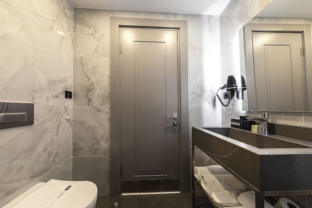 Pera Bosphorus Hotel Standard Room 8