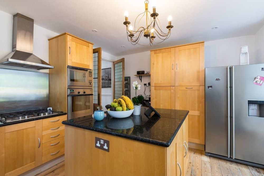 undefined Fabulous 4 Bed House With Garden in Fulham 5