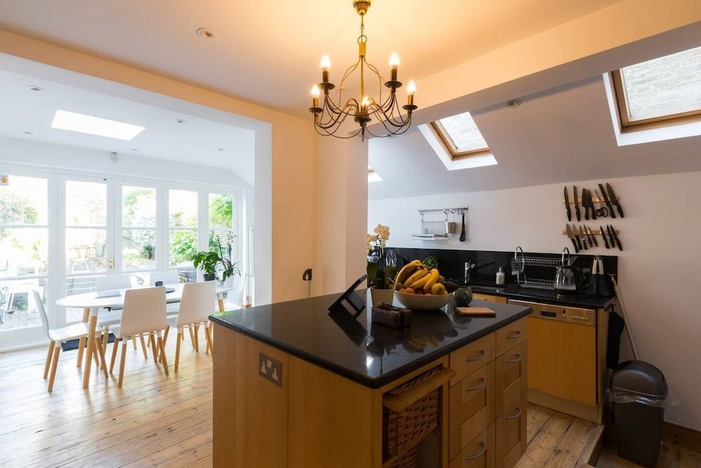 undefined Fabulous 4 Bed House With Garden in Fulham 6