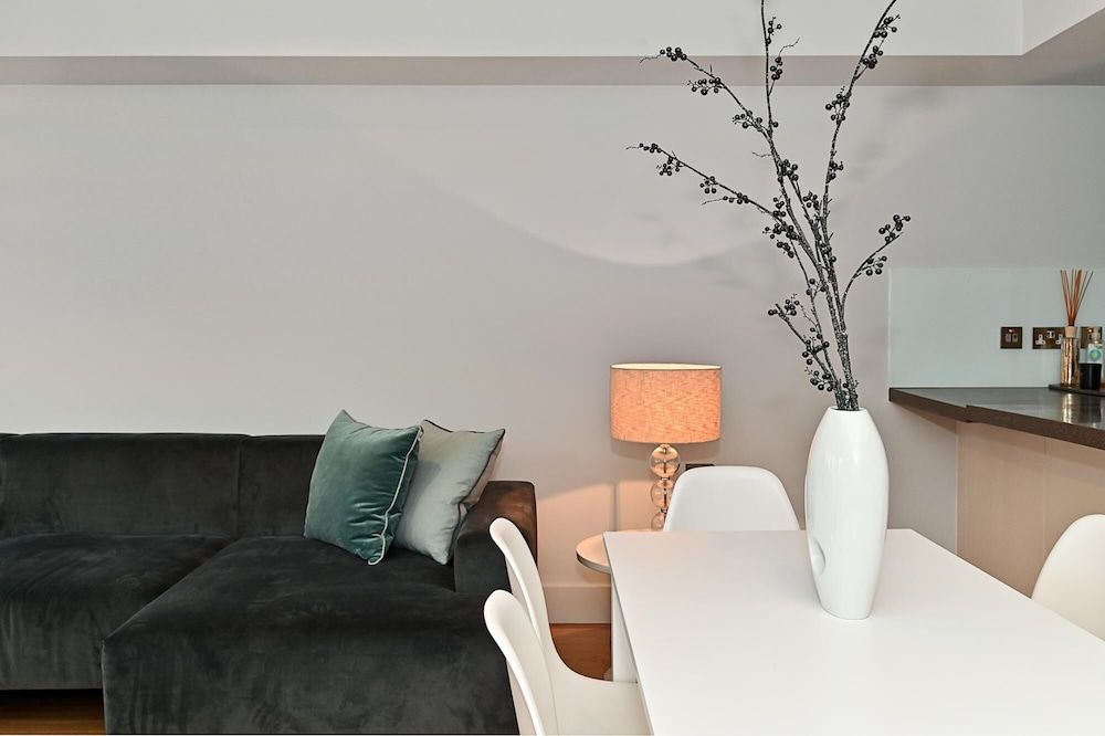 undefined Amazing Mayfair 2 Bedroom 2 Bath Air Conditioned 3