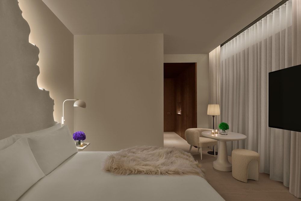 The Madrid EDITION Superior Room, 1 King Bed 6