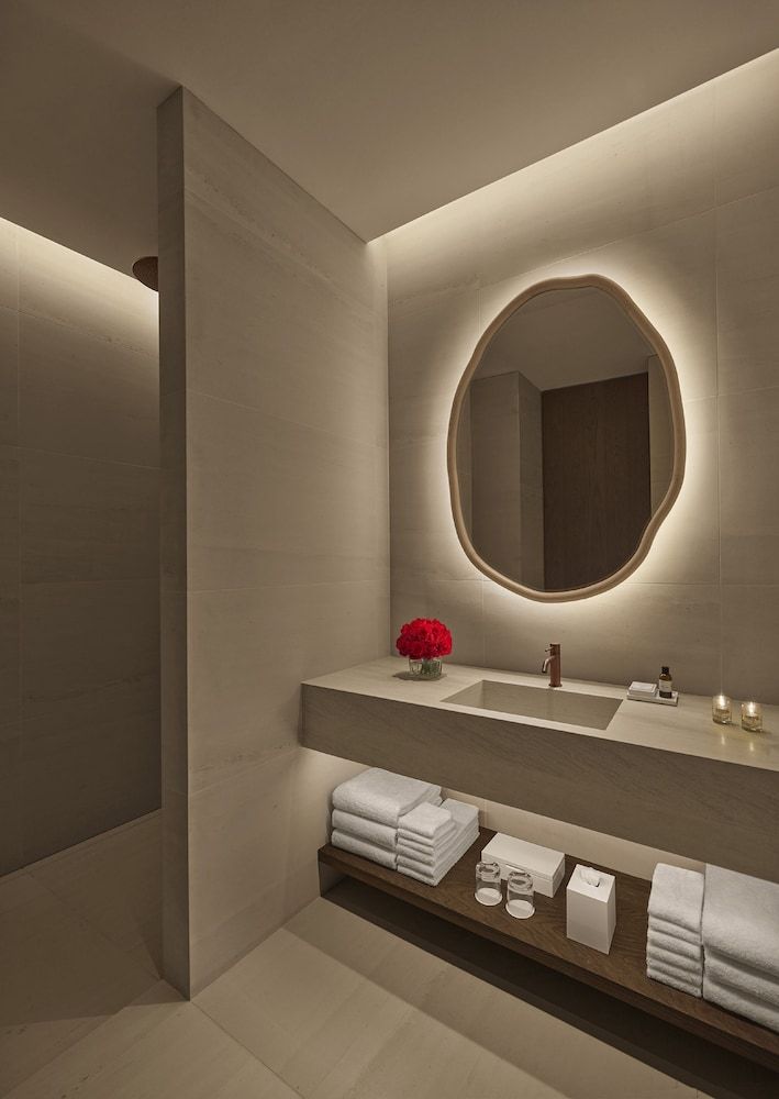 The Madrid EDITION Superior Room, 1 King Bed 5