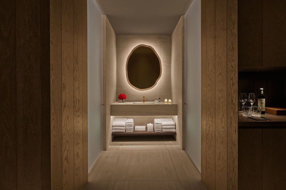 The Madrid EDITION Superior Room, 1 King Bed 7