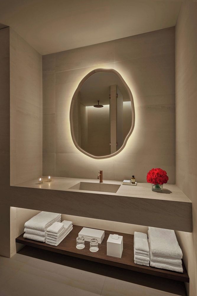 The Madrid EDITION Superior Room, 1 King Bed 4