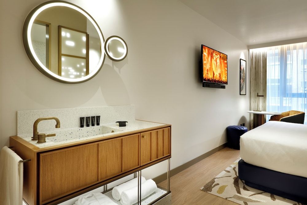 Hard Rock Hotel Madrid Superior Room, City View 3