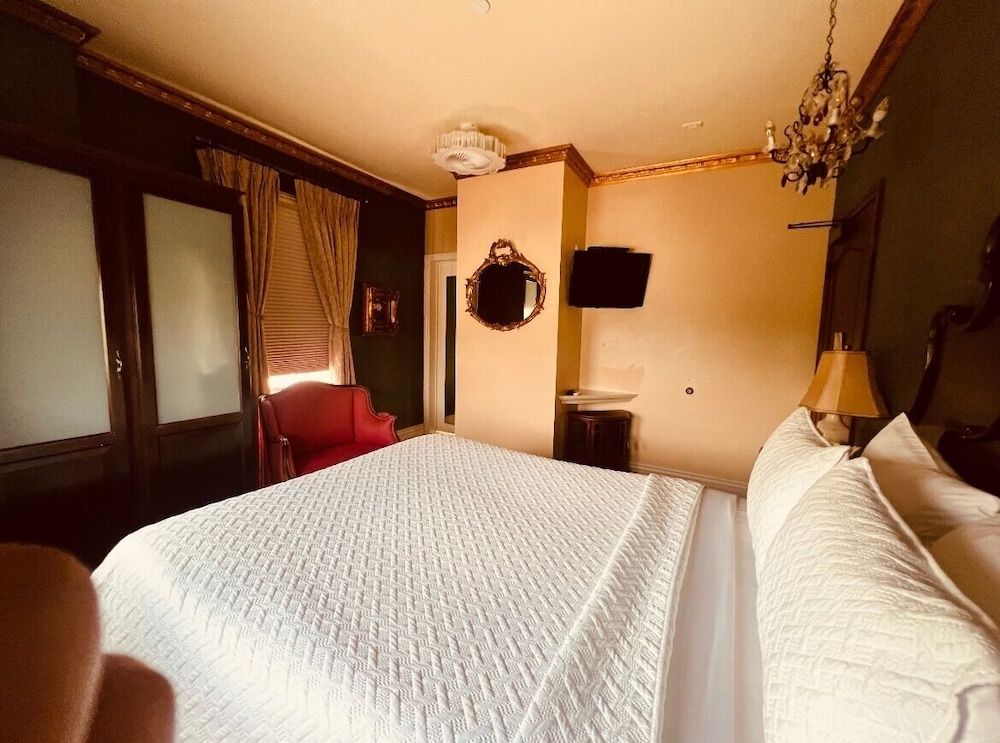 ROOM 301 - Queen Room (Second Floor)