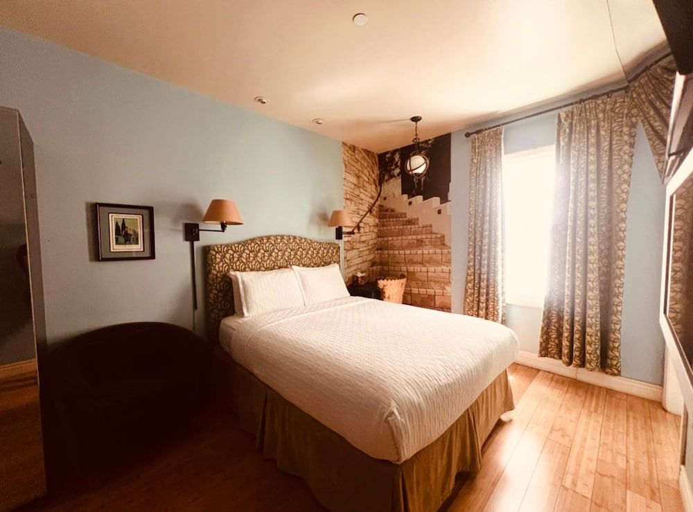 ROOM 102 - Queen Room (First Floor)