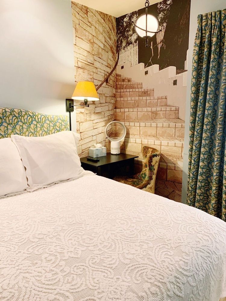 ROOM 102 - Queen Room (First Floor)