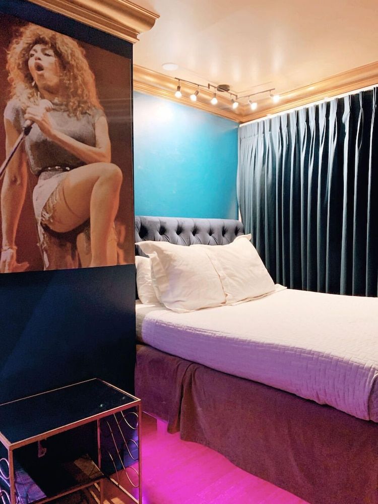 ROOM 302 - Tina Turner Queen Room (Third Floor)