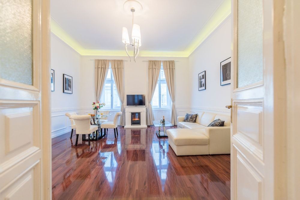 undefined Music Academy Bedroom Suite Café Vian Apartman Kft