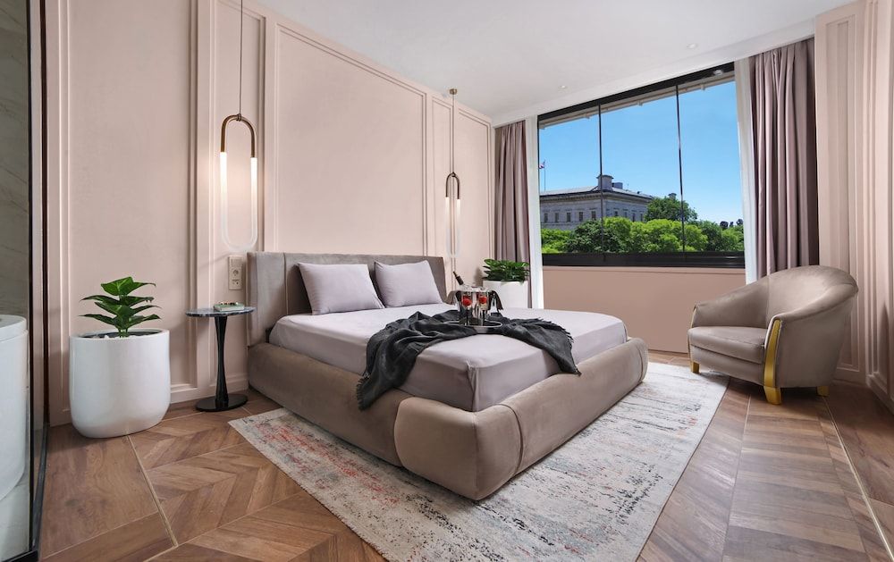 Walton Gardens Pera King Suite with Spa Bath 3