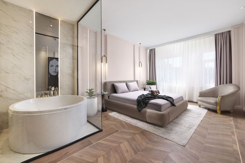 Walton Gardens Pera King Suite with Spa Bath 13