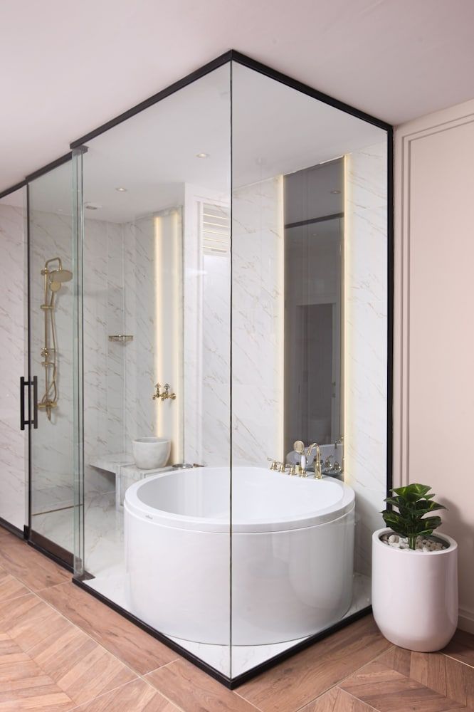 Walton Gardens Pera King Suite with Spa Bath 9