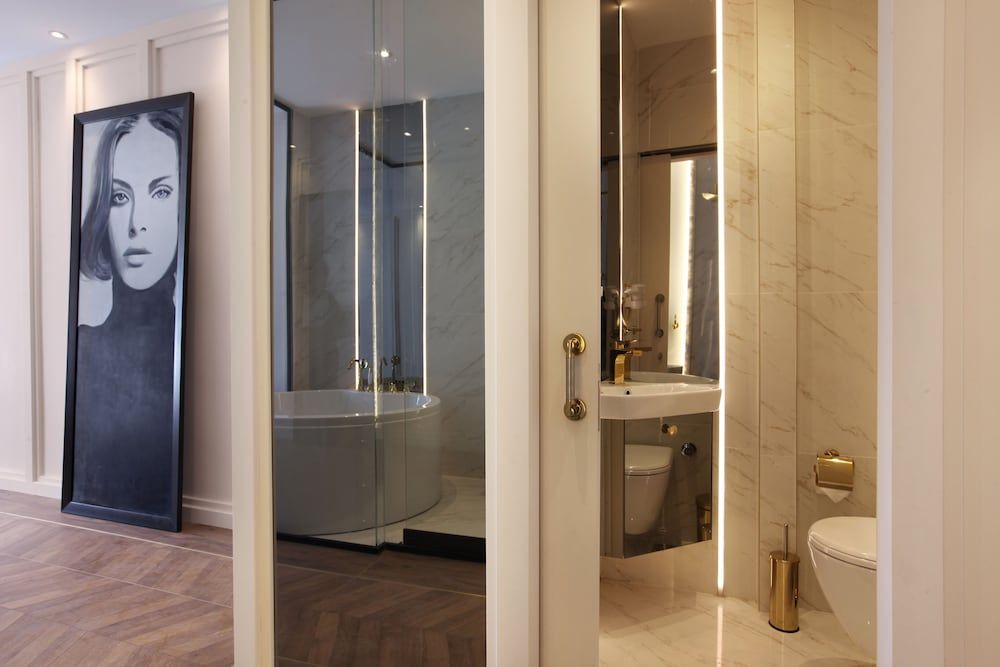 Walton Gardens Pera King Suite with Spa Bath 6