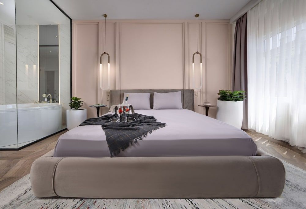 Walton Gardens Pera King Suite with Spa Bath 5