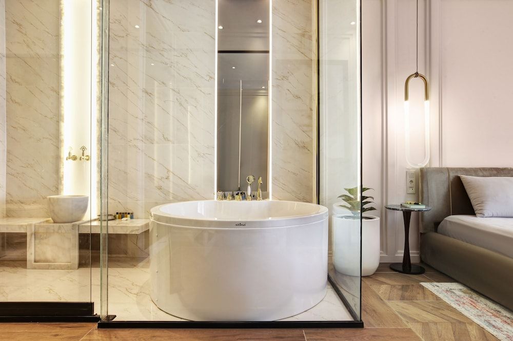 Walton Gardens Pera King Suite with Spa Bath 10