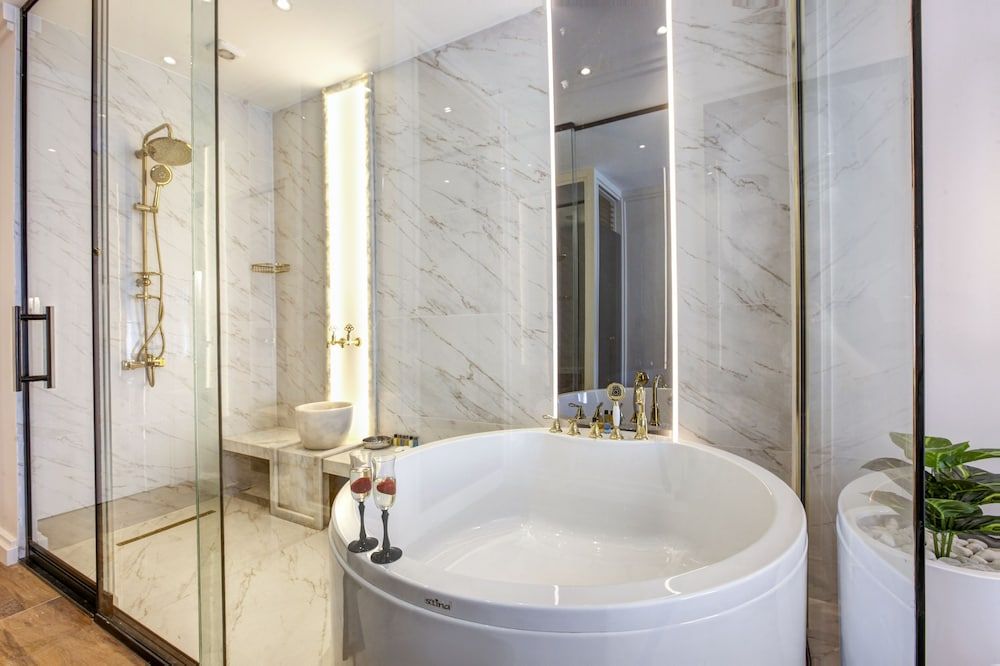 Walton Gardens Pera King Suite with Spa Bath 11