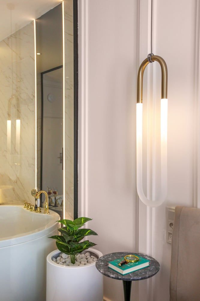 Walton Gardens Pera King Suite with Spa Bath 2