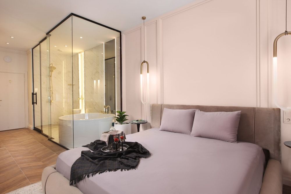 Walton Gardens Pera King Suite with Spa Bath 4