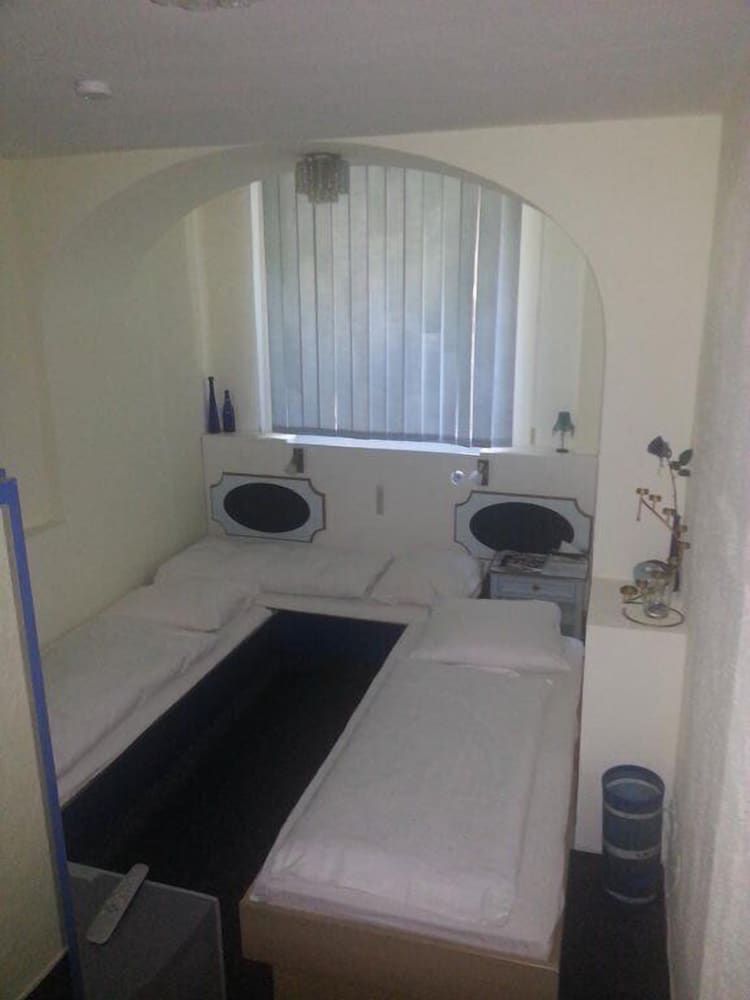 Hotel Garni Frankfurt Twin Room 4