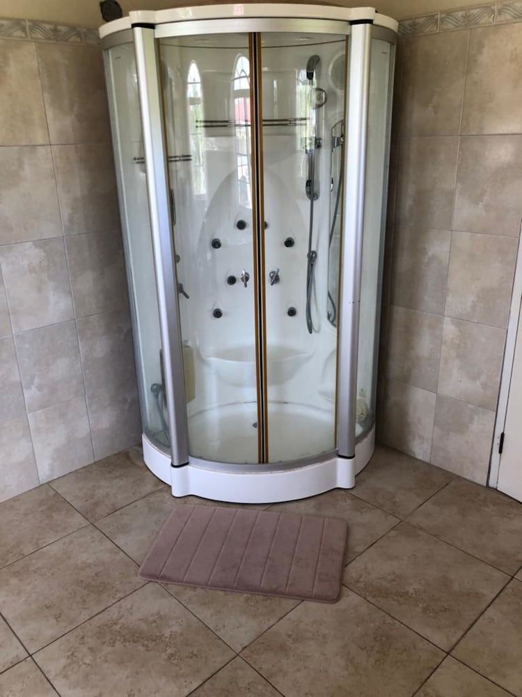 Retreat Guesthouse Luxury Suites Presidential Suite (AC fee not included in rate) 11