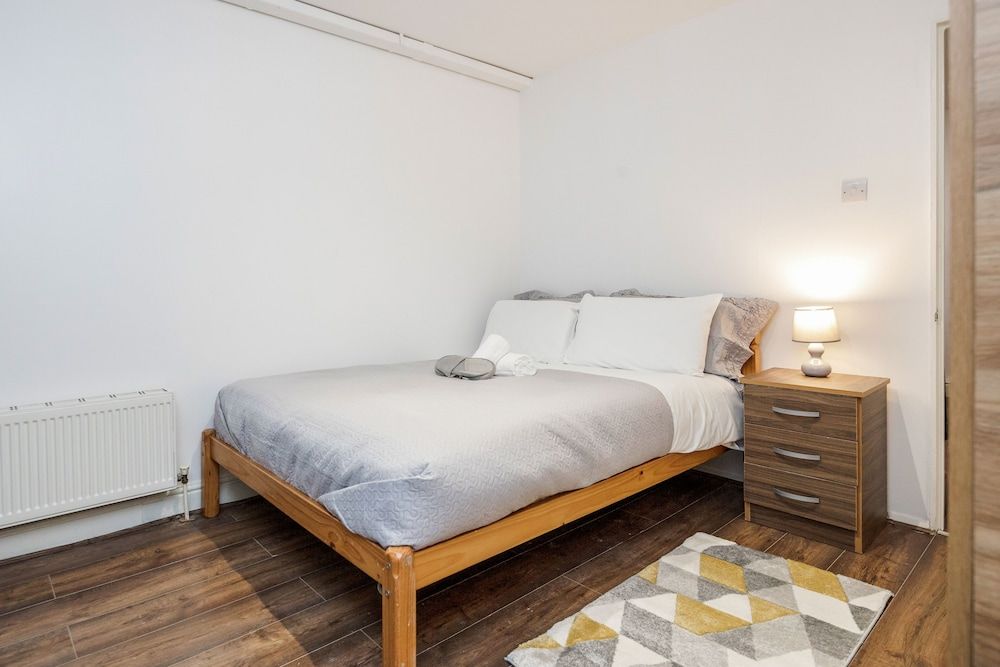 undefined Charming 1-bed Basement Apartment in Lewisham 2
