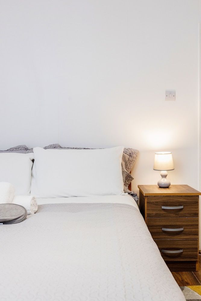 undefined Charming 1-bed Basement Apartment in Lewisham 6