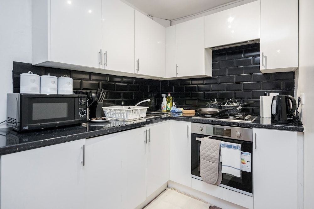 undefined Charming 1-bed Basement Apartment in Lewisham 7