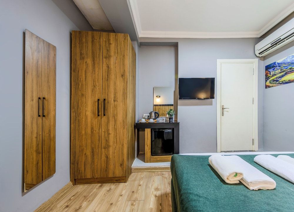 undefined La Pera Suites 8