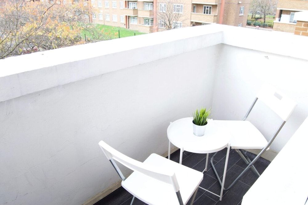 undefined Modern 1 Bedroom in Shadwell With Balcony 7