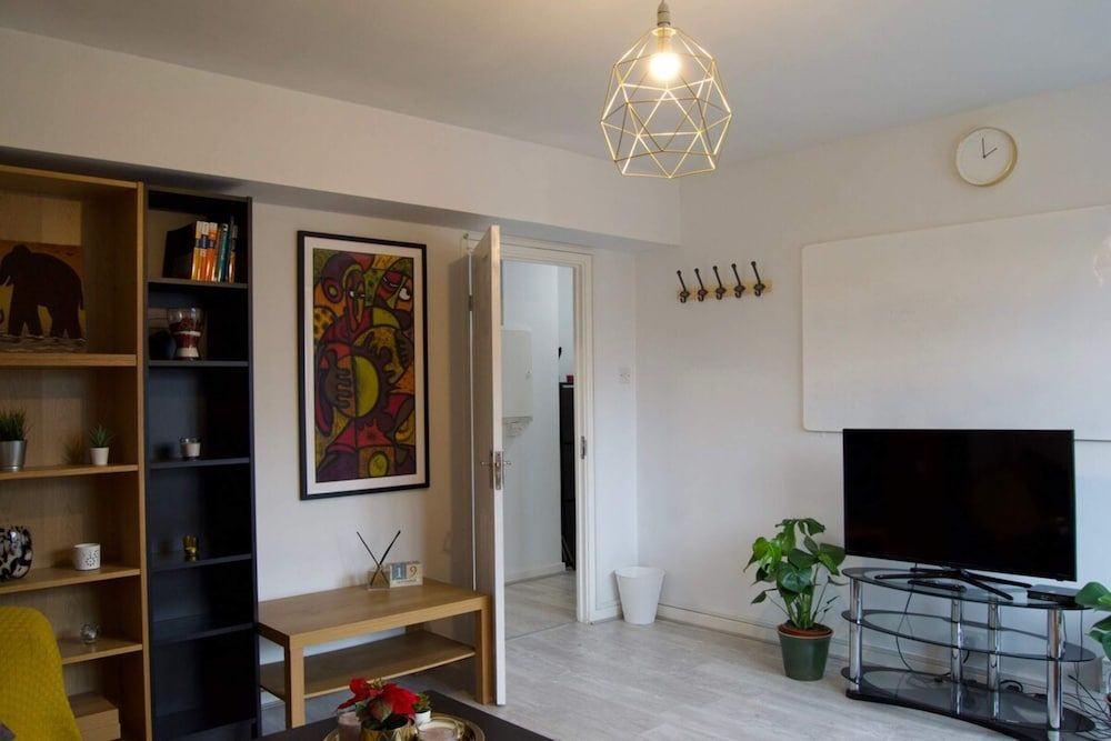 undefined Modern 1 Bedroom in Shadwell With Balcony 2