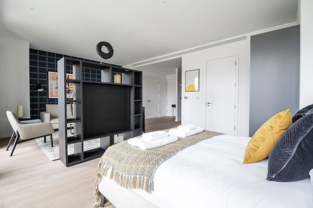 undefined Stylish Studio Apartment With River Views in Londons Bustling Docklands 4