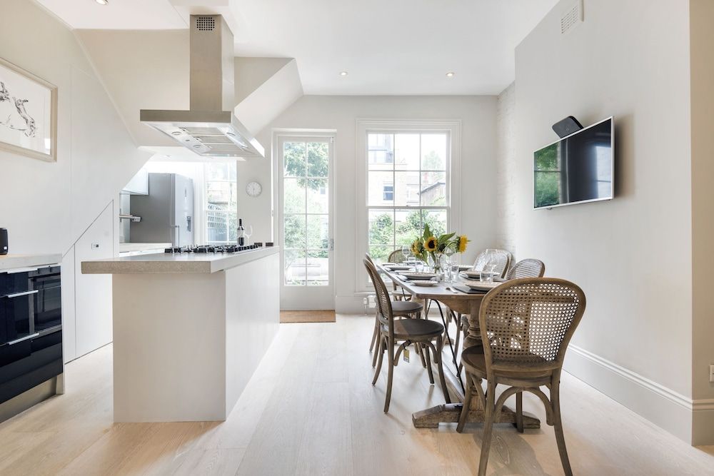 undefined Chic Wandsworth Home with Patio 4